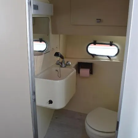 Houseboat Botel *