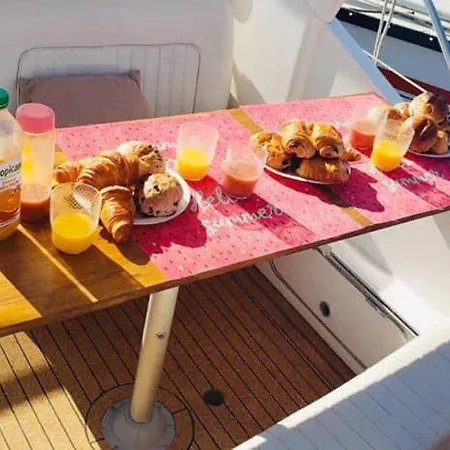 Botel Houseboat *